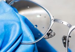 Як правильно доглядати за окулярами та лінзами