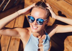 Як правильно доглядати за сонцезахисними окулярами
