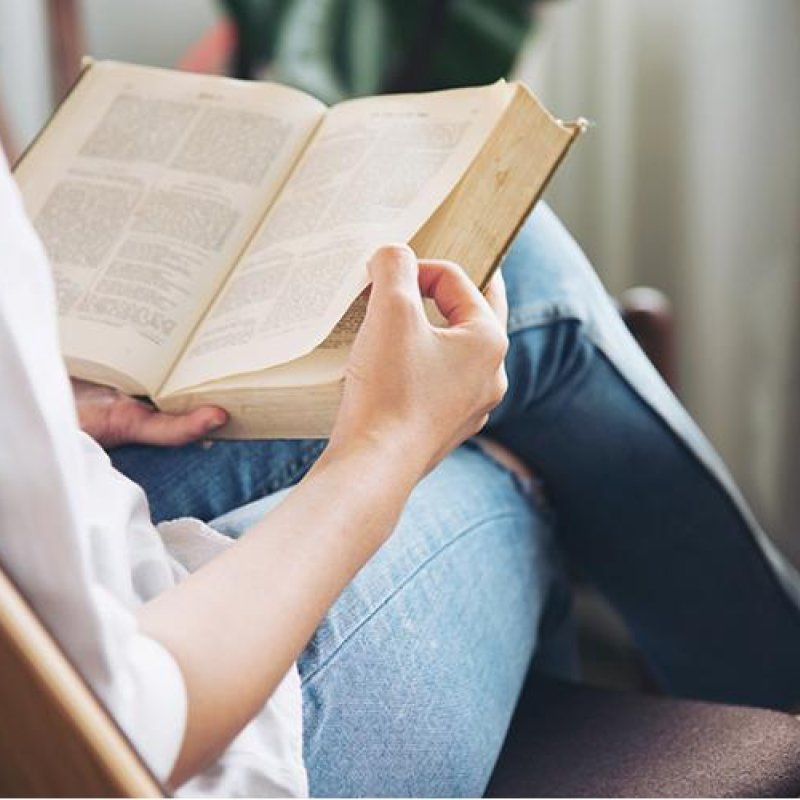 Як правильно читати лежачи