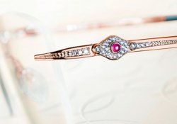 Коштовне каміння та оправи.