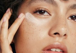 Як правильно доглядати за шкірою навколо очей