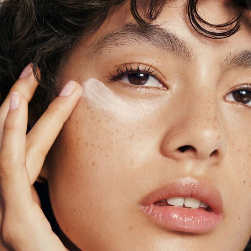 Як правильно доглядати за шкірою навколо очей