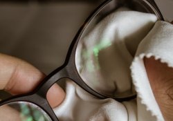Правила ухода за очками: как сохранить линзы и оправу в хорошем состоянии