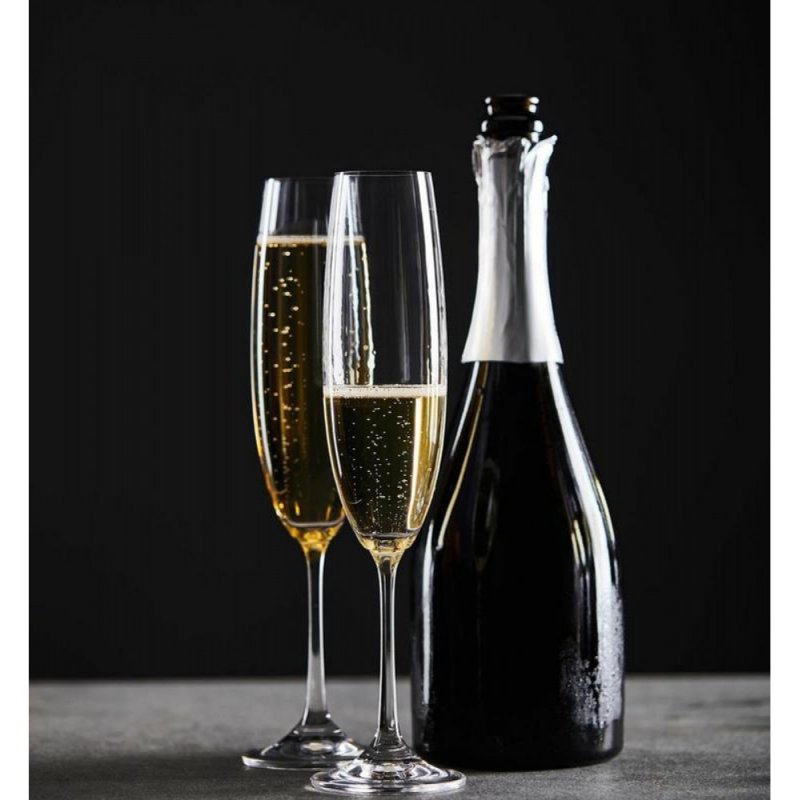 Обережність за столом або як пляшка із шампанським може пошкодити наші очі