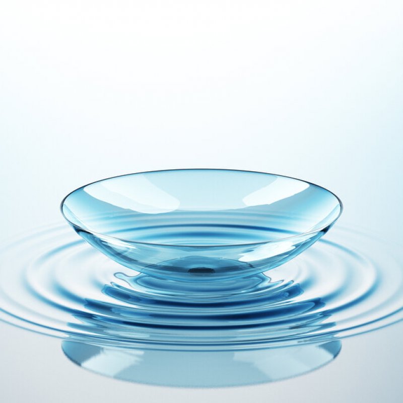 Як правильно одягати та знімати контактні лінзи