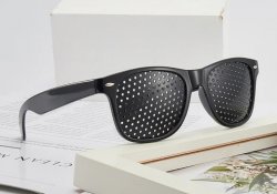 Як впливають на якість зору окуляри з перфорацією