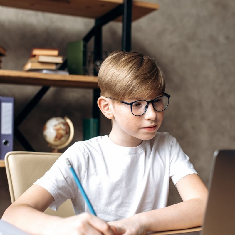 Знайдено кілька генів, які відповідають за розвиток міопії у підлітків