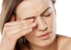 Причини посмикування повік ока