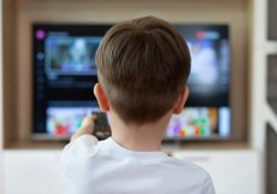 Чи шкідливий перегляд телевізора дітям