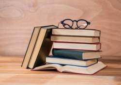 Пластикова або металева. Яка оправа краще?