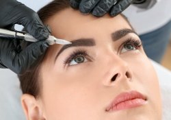 На які косметичні процедури не можна одягати контактні лінзи