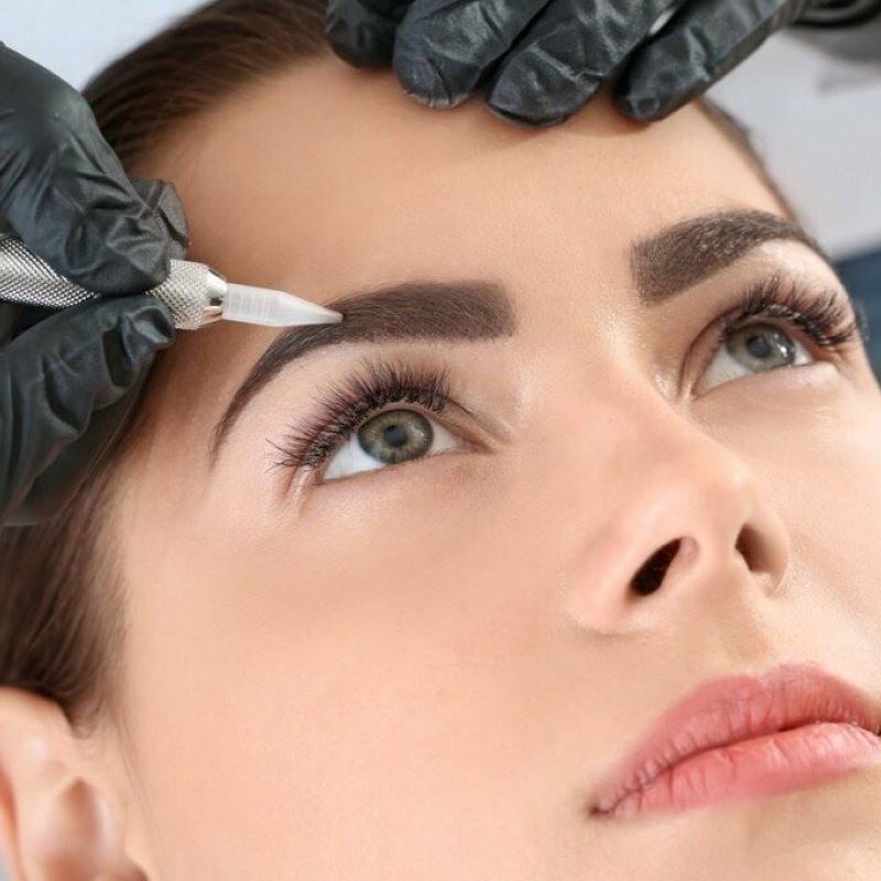 На які косметичні процедури не можна одягати контактні лінзи