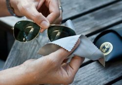 Як і чим правильно протирати пластикові лінзи окулярів