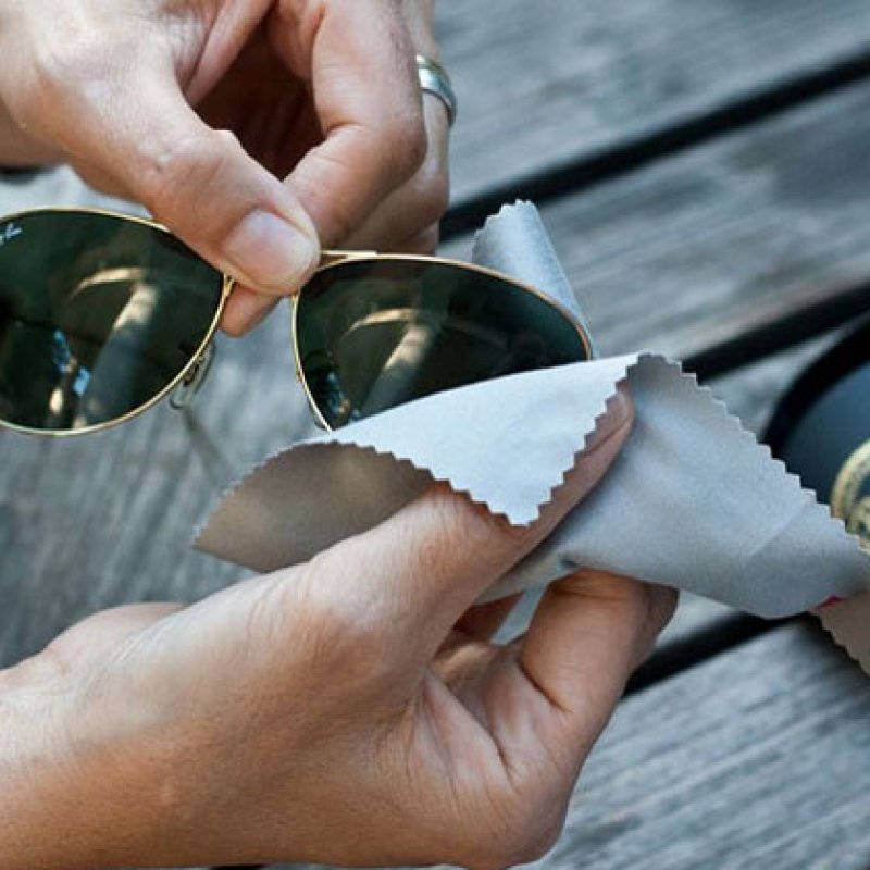 Як і чим правильно протирати пластикові лінзи окулярів